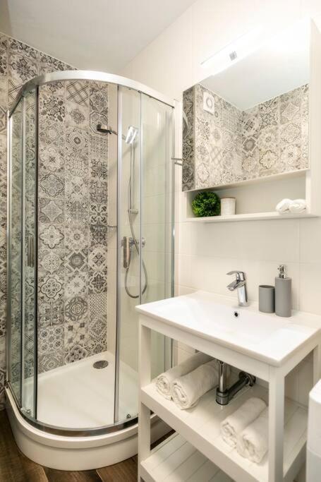 Alure Residences 1 & 24H Self Check-In, Free Parking In Front Of The Apartment Building, New Building, Terrace, Cafe With Breakfast In The Apartment Building, Next To The Aqua Park Banska Bystrica Exterior photo